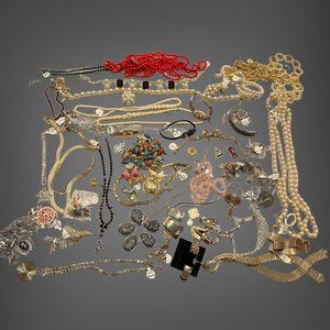Vintage Huge Lot of Womens Jewelry Bracelets Necklaces Beaded